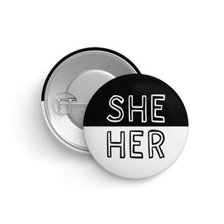 She/Her Pronomen-Pin – LGBTQ+ Button für Sichtbarkeit & Identität (32 mm)