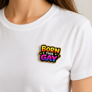Exklusiver „Born This Gay“ Pin – Bunter Pride Schriftzug – Gold-Edition