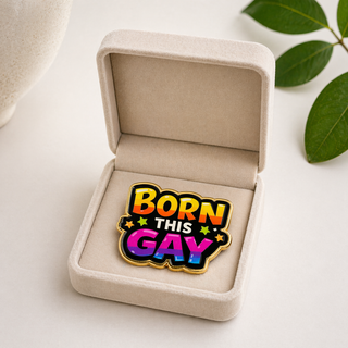Exklusiver „Born This Gay“ Pin – Bunter Pride Schriftzug – Gold-Edition - love-union.de