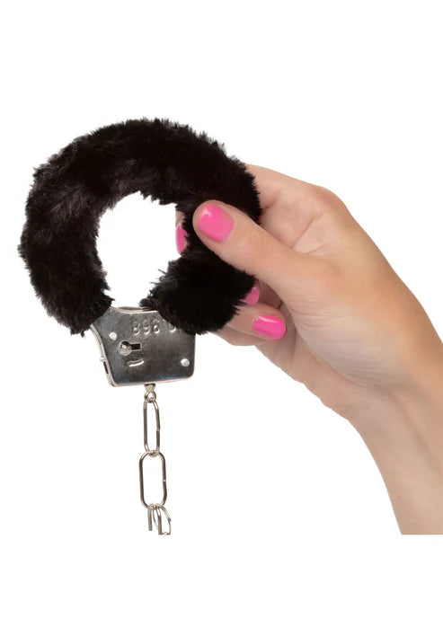 CalExotics - Playful Furry Cuffs – Verstellbare Handschellen mit Fell - Love-Union.de