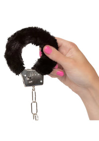 CalExotics - Playful Furry Cuffs – Verstellbare Handschellen mit Fell - Love-Union.de