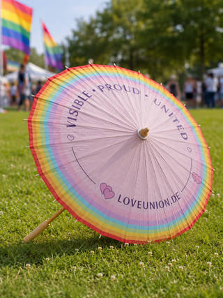 Pride Sonnenschirm aus Bambus – Rosa mit Regenbogen | "Visible. Proud. United."