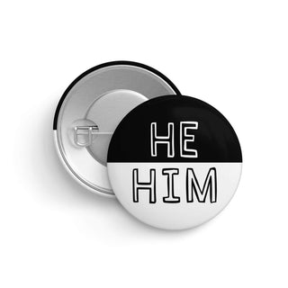 He/Him Pronomen-Pin – LGBTQ+ Button für Sichtbarkeit & Identität (32 mm)