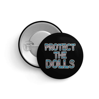 Protect the Dolls Pin – LGBTQ+ Button für Support, Solidarität & Sichtbarkeit (32 mm)