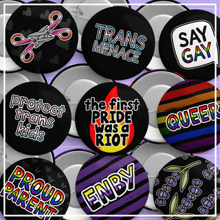 Protect the Dolls Pin – LGBTQ+ Button für Support, Solidarität & Sichtbarkeit (32 mm)