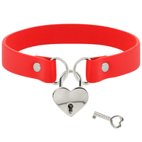 Rotes Halsband aus veganem Leder mit Herzschloss - love-union.de