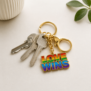 Exklusiver „Love Wins“ Schlüsselanhänger – Regenbogen Pride Edition – Gold-Optik - Love-Union.de
