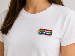 Exklusiver Pronomen Pin „Ask me about my pronouns“ – Namensschild-Design – Gold-Edition
