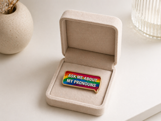 Exklusiver Pronomen Pin „Ask me about my pronouns“ – Namensschild-Design – Gold-Edition - love-union.de