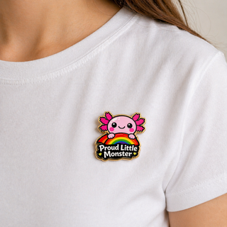 Exklusiver Axolotl Pin „Proud Little Monster“ – Regenbogen Pride – Gold-Edition