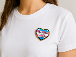 Exklusiver Trans-Pride Herz Pin „Too cute to be straight“ – Gold-Edition - Love-Union.de