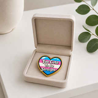 Exklusiver Trans-Pride Herz Pin „Too cute to be straight“ – Gold-Edition - Love-Union.de